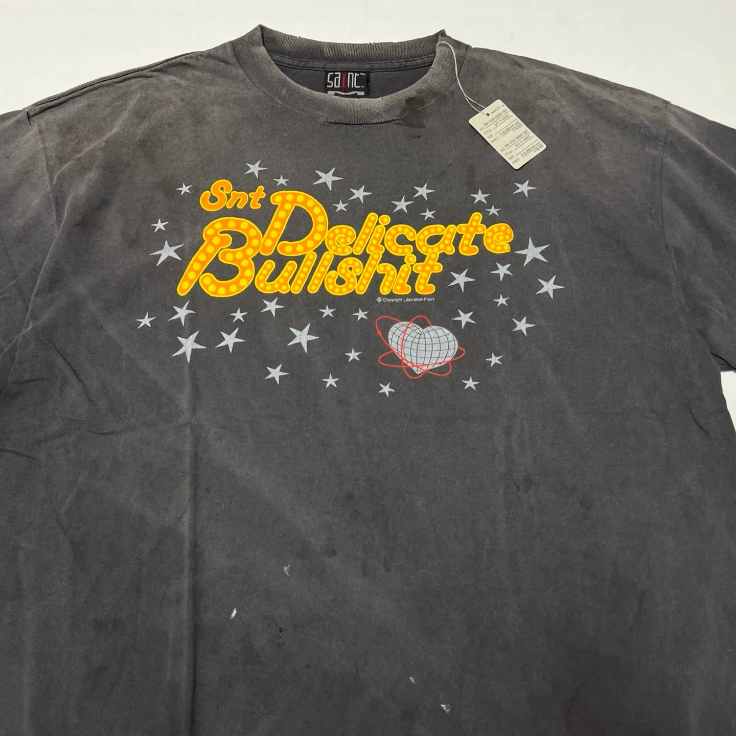 SAINT Mxxxxxx DELICATE BULLSHIT SS TEE/BLK Star Neon Slogan Printed TEE Washed Black S-XL New Vintage Washed and Distressed Ceiling! Loyal to the original version. Main mark and wash mark are matched. Tube-woven fabric without side seams. Non-open width version. Authentic level printing restoration proofing. Top purchasing agent level.
